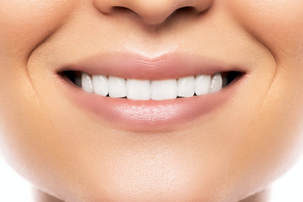 Beau sourire féminin avec des dents blanches